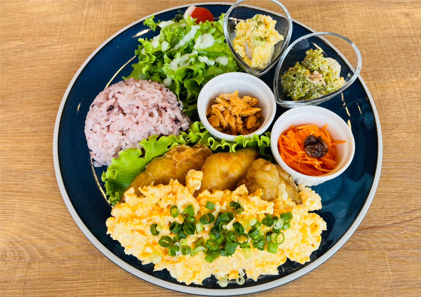 なまず南蛮と野菜、雑穀ごはんのプレート